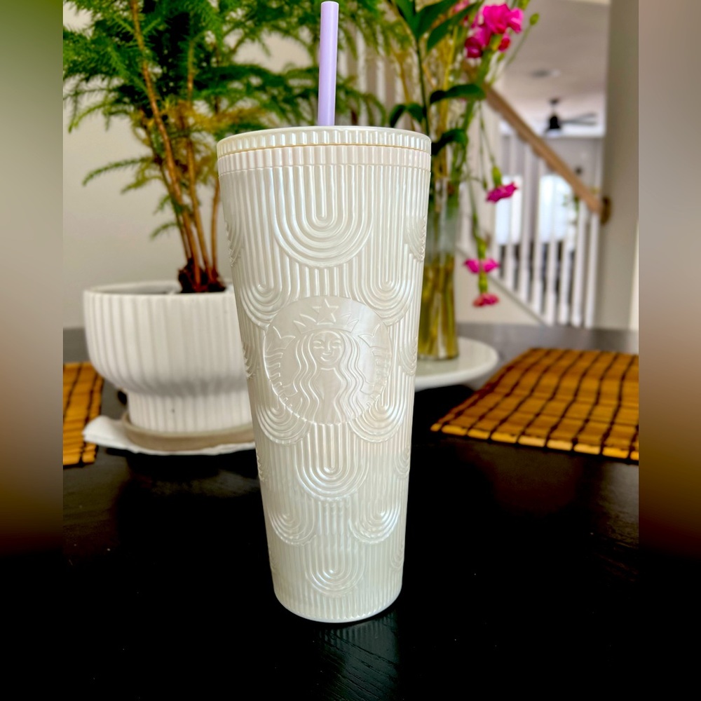Brand New Spring Pearlescent Starbucks Tumbler🌸ship with care🧜🏻‍♀️
